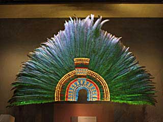 replica del penacho de moctezuma en el museo nacional de antropologia de  Ciudad del Mexico