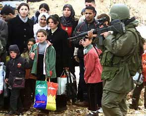 marzo 2002: palestinos huyendo de Ramallah arrestados por el ejercito israelì