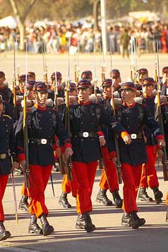 parada militar en uniforme historica